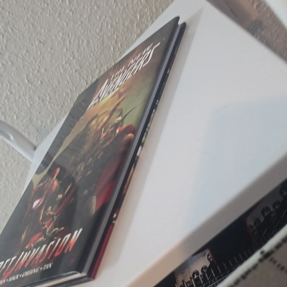 THE NEW AVENGERS SECRET INVASION BOOK